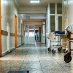 Infermieri sottopagati e in fuga, ne mancano 65mila all'appello