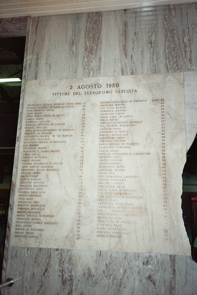 Plaque in memory of the victims (Wikimedia Commons)