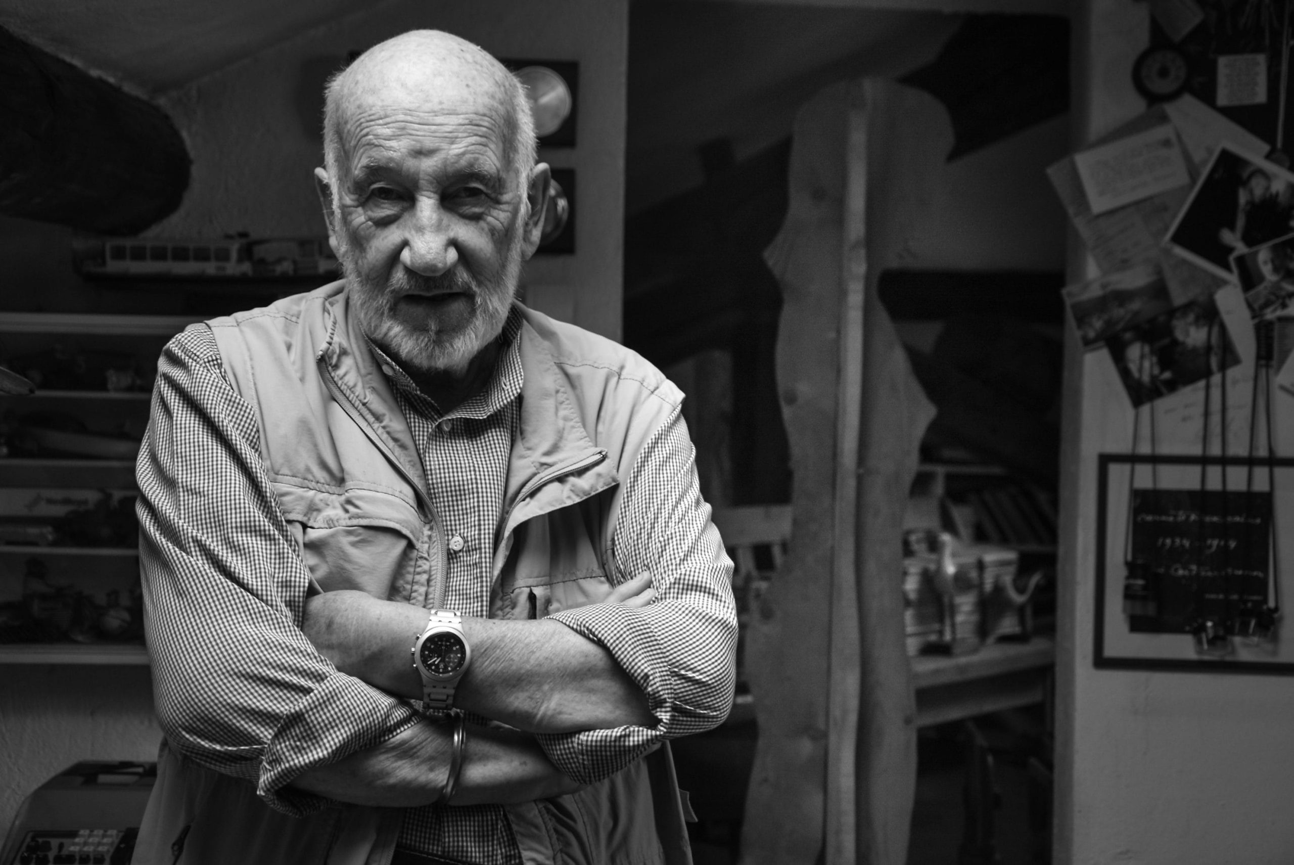 Gianni Berengo Gardin nella sua casa-studio a Milano, luglio 2015. Foto di Alessandra Lanza