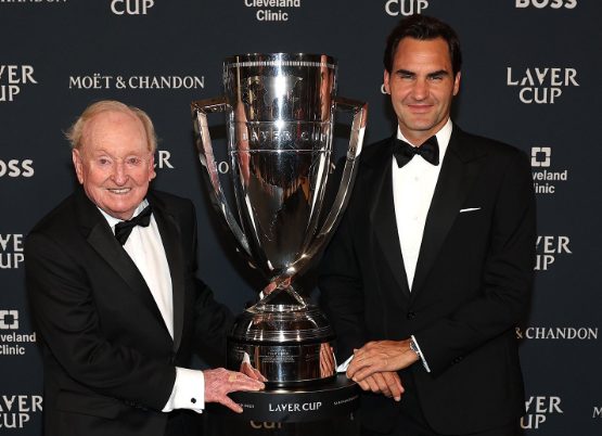 Rod Laver e Roger Federer con la Laver Cup. Da Twitter