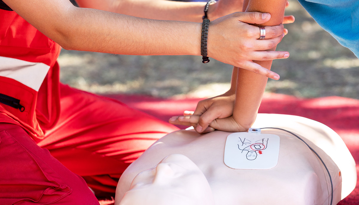 Cardiac arrest, cardiopulmonary resuscitation maneuvers are learned (also) at school