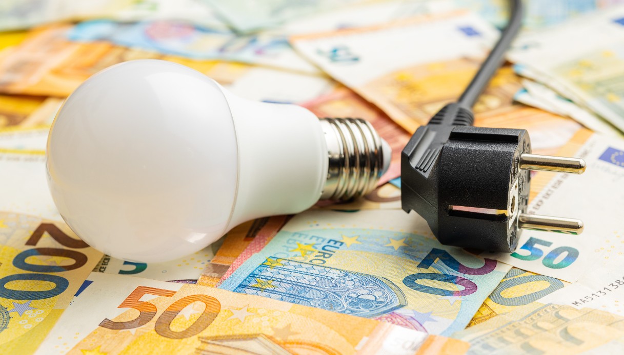 Bollette della luce in calo a settembre, ma bisogna cambiare operatore