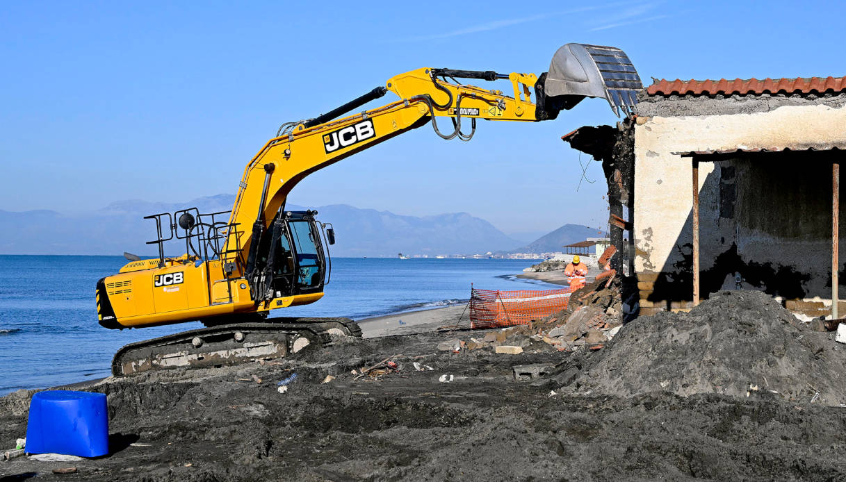 Manovra, Meloni vuole un nuovo condono edilizio: cosa si potrà sanare