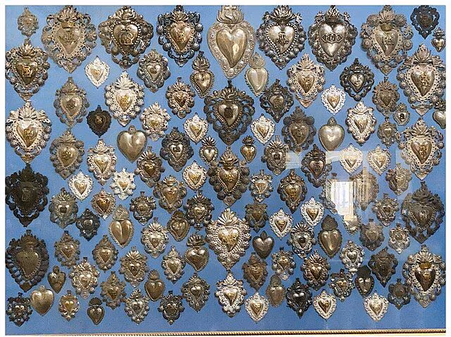 What are votive offerings and what is their origin: meaning and function