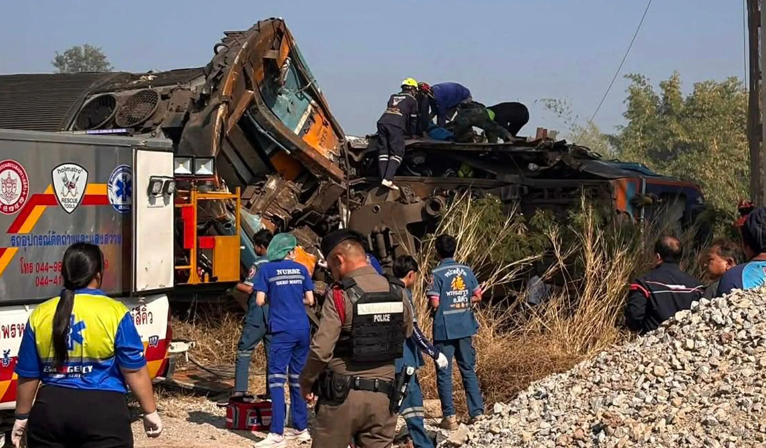 Train accident in Thailand: a crane collapses on a moving train, causing it to derail