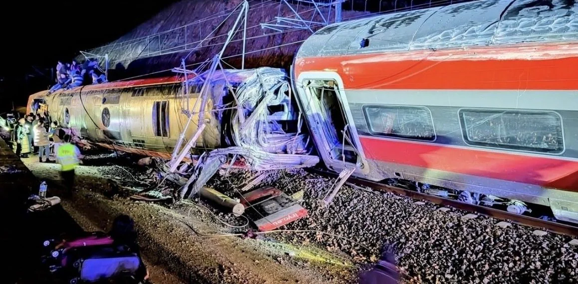 Two high-speed trains derail in Spain, at least 39 dead and over 150 injured: what we know