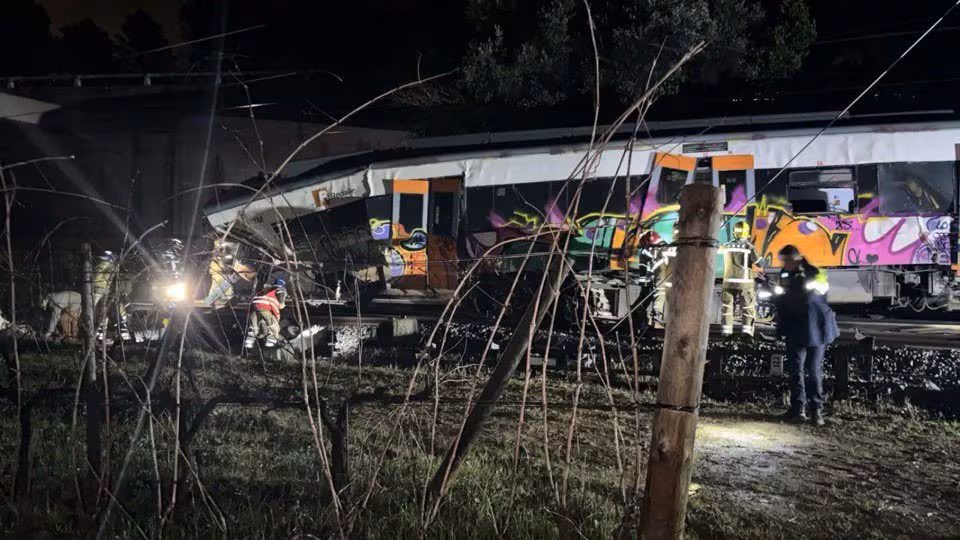 New train accident in Spain, another train derails: the driver dies, at least 37 injured