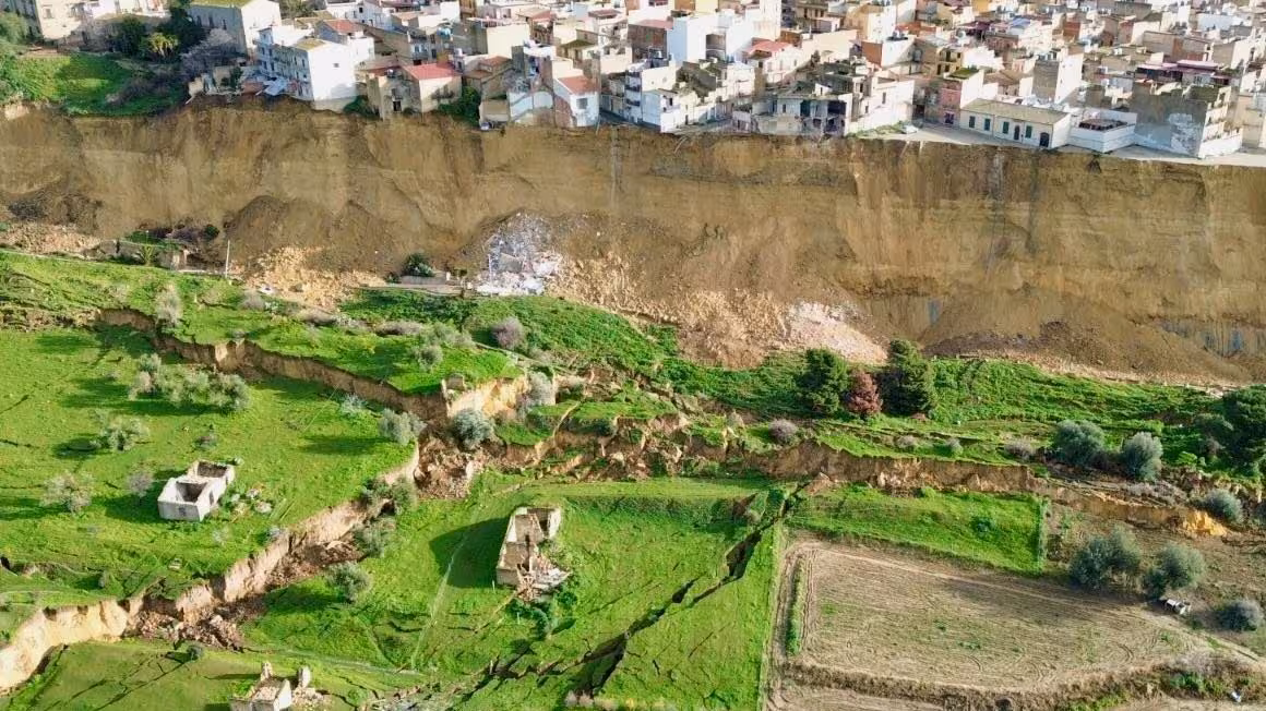 The landslide in Niscemi does not stop, houses up to 50-70 meters from the front are at risk: the geological causes