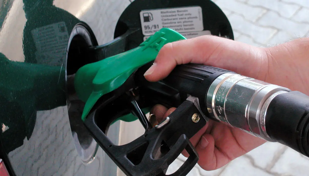 Taglio accise sui carburanti e calo dei prezzi in ritardo, scattano i controlli della GdF