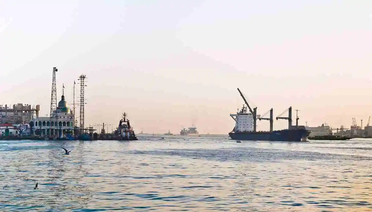 Petrolio rompe il tetto dei 100 dollari con blocco produzione Golfo