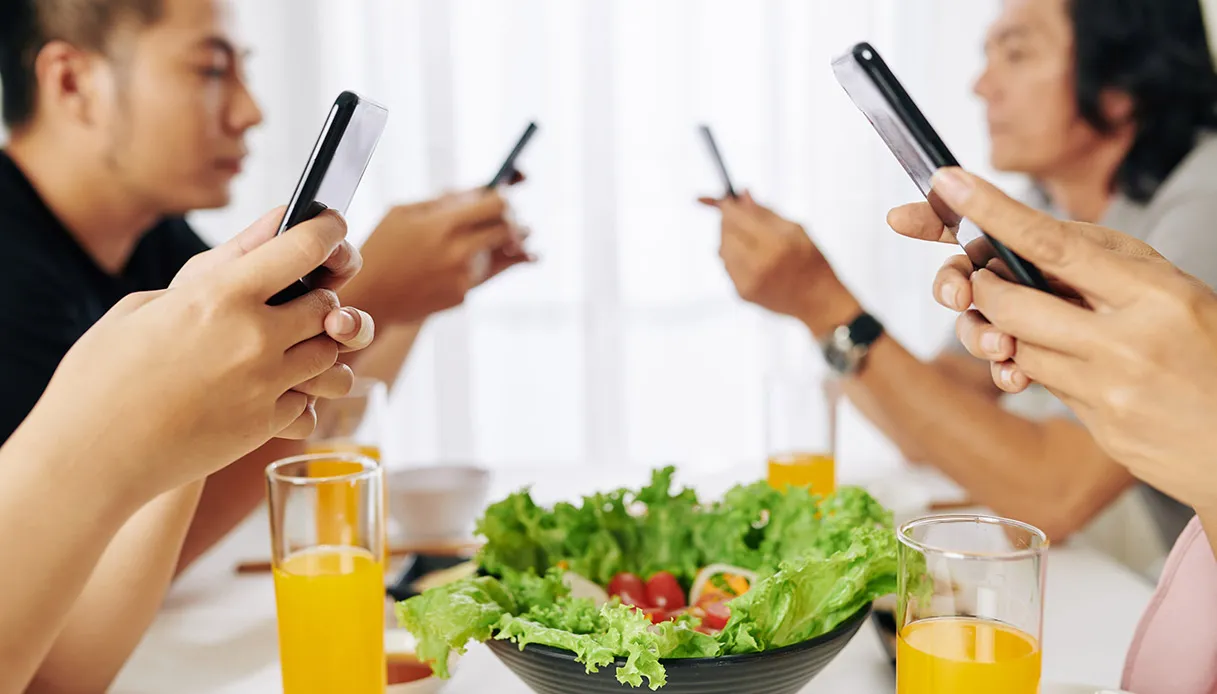 Dieta e salute, attenzione ai social: come l’informazione sbagliata può portare a sbagliare