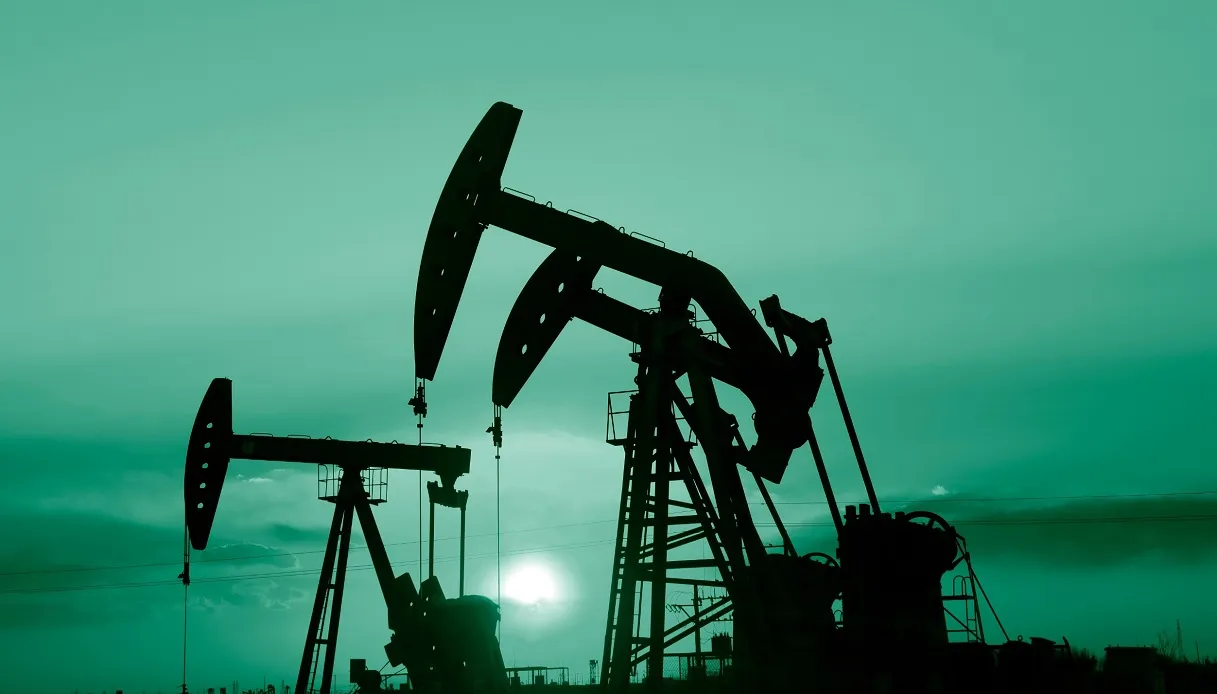 Petrolio si sgonfia con apertura Trump a Iran: volatilità resta alta