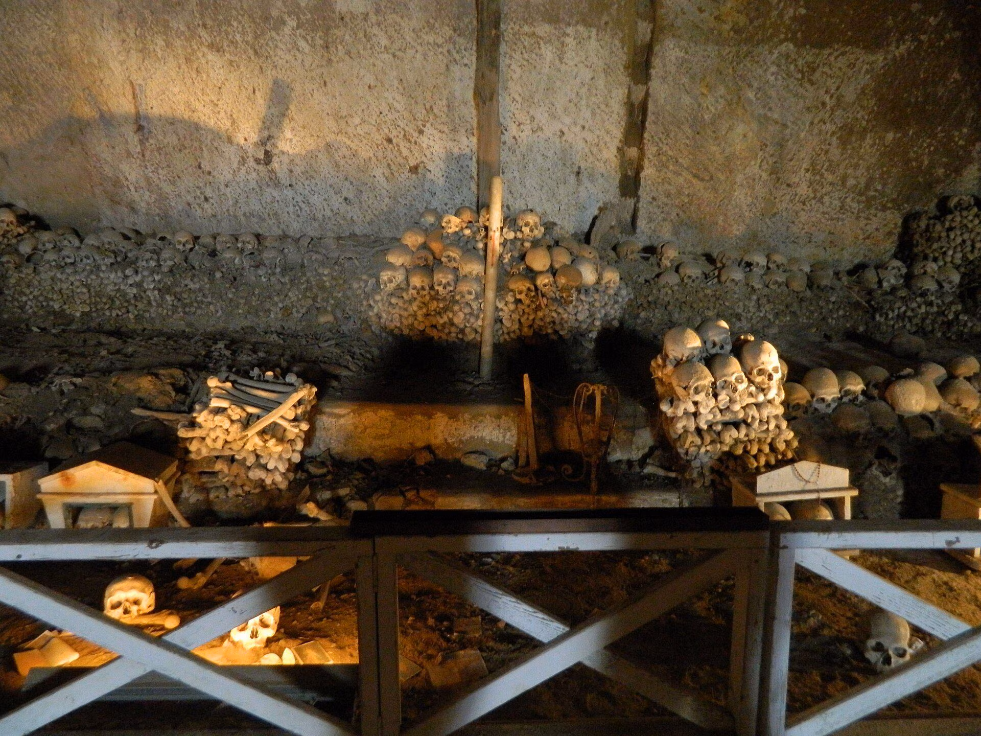 The cemetery of the fountains in Naples: the cult of the "pezzentelle souls" and the history of the ossuary