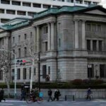 Bank of Japan, tassi fermi ma dimezza la crescita e alza stime su inflazione