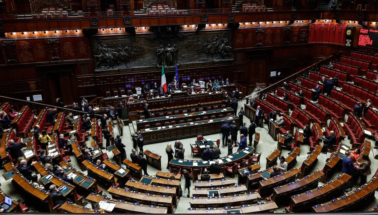 Decreto bollette approvato alla Camera, via al bonus da 115 euro e stop call center