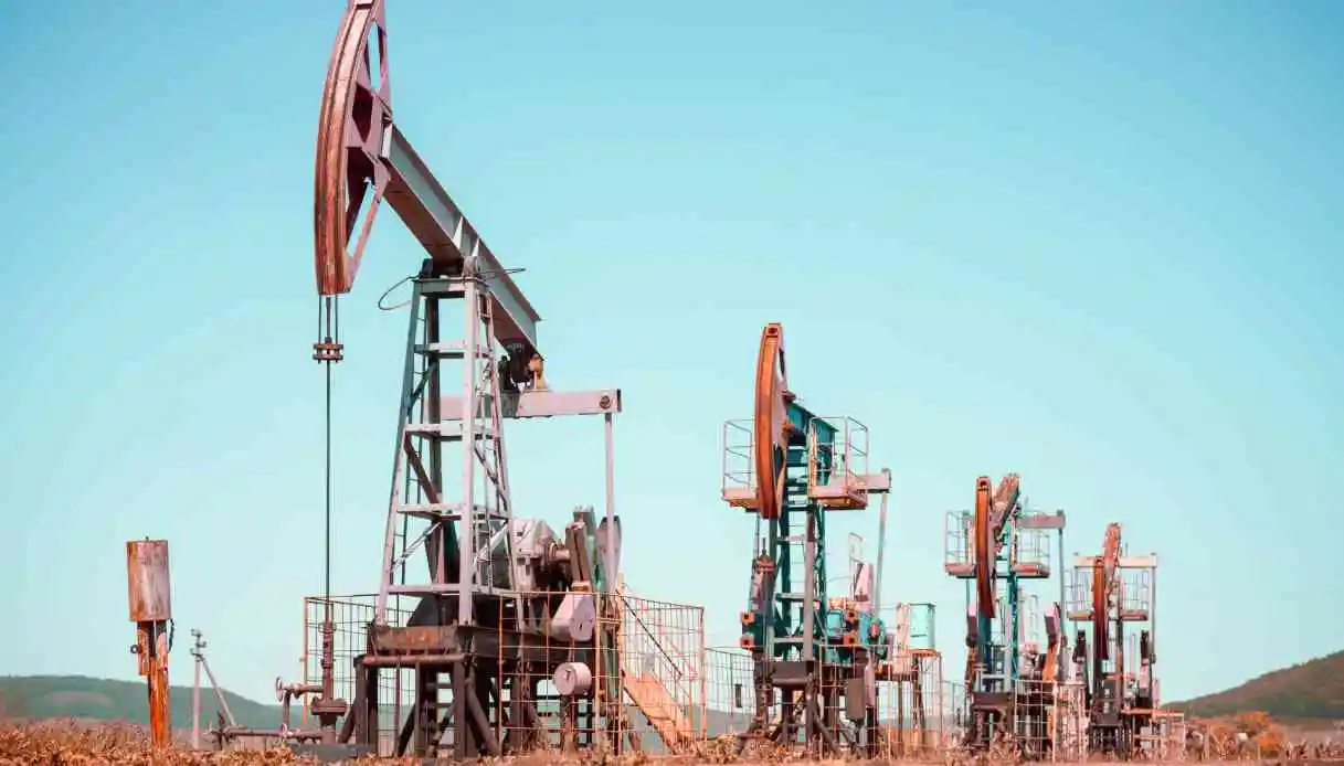 Petrolio e gas a picco grazie al prolungamento della tregua in Iran. Denunce su speculazione carburanti