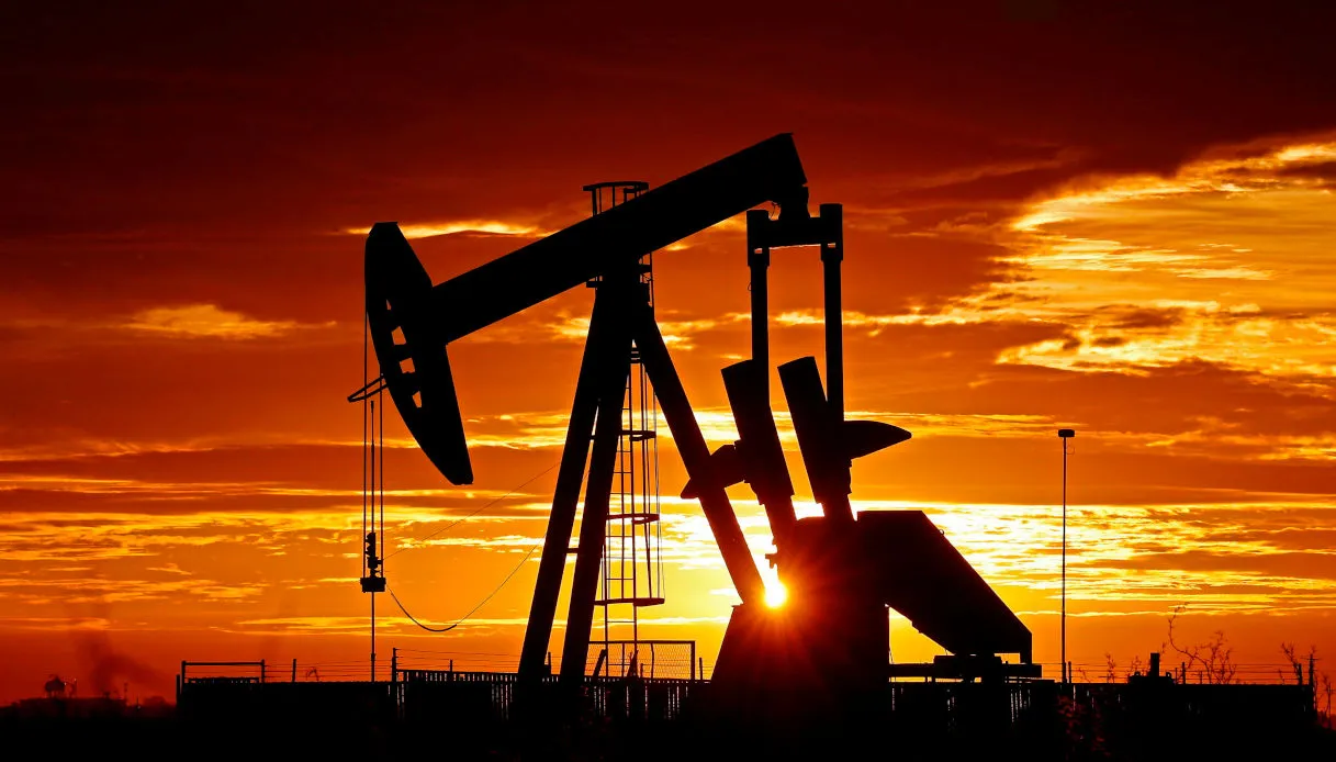 Prezzo del petrolio sopra i 113 dollari, l’Opec aumenta la produzione ma non basta