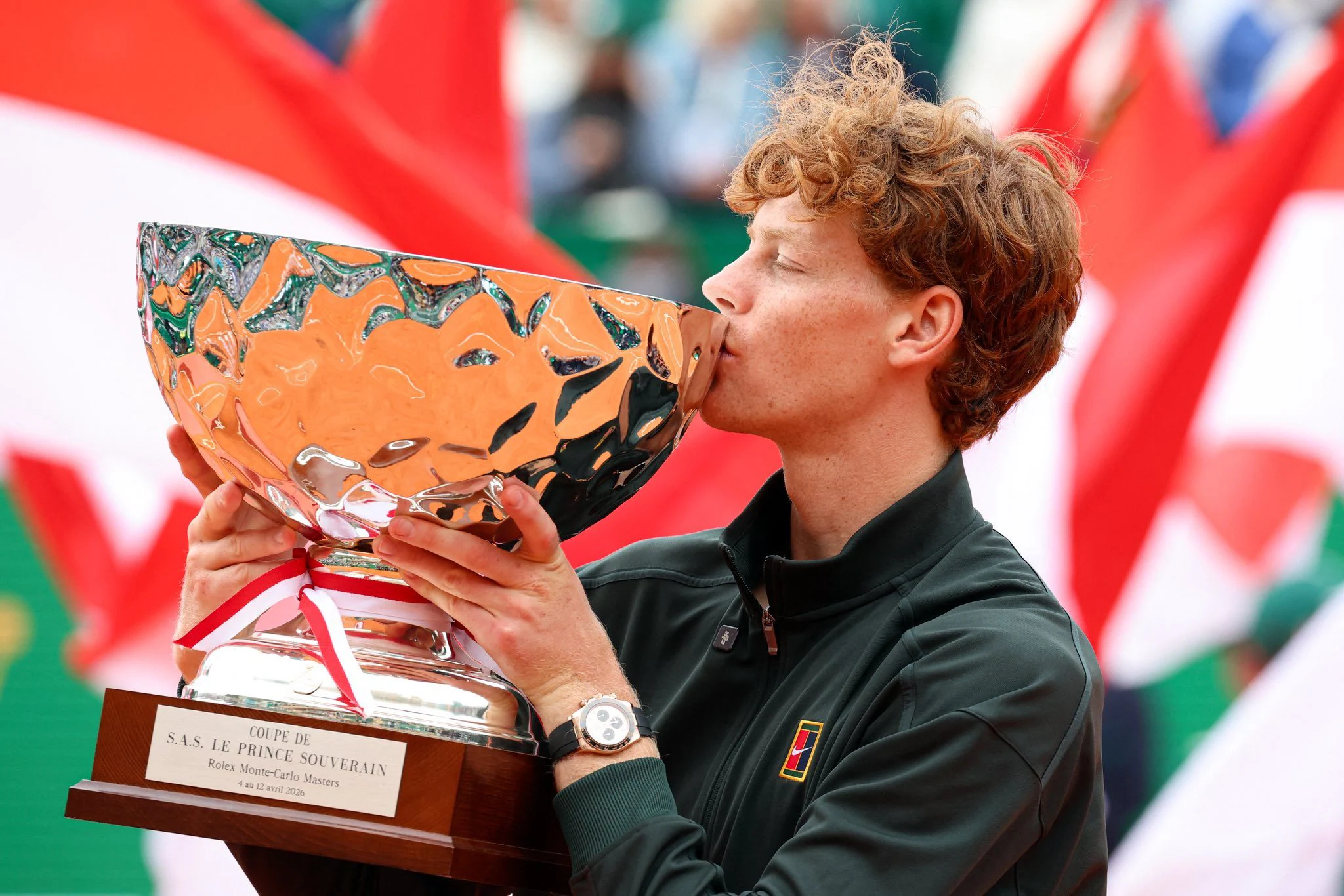 Sinner dominates Alcaraz also on the red clay of Monte Carlo, equals Djokovic and returns No. 1 in the world