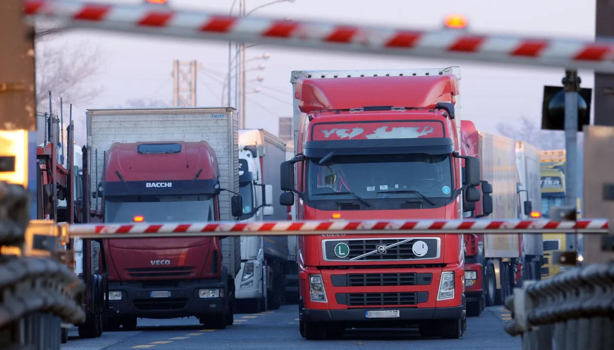 Camion fermi con lo sciopero degli autotrasportatori, c