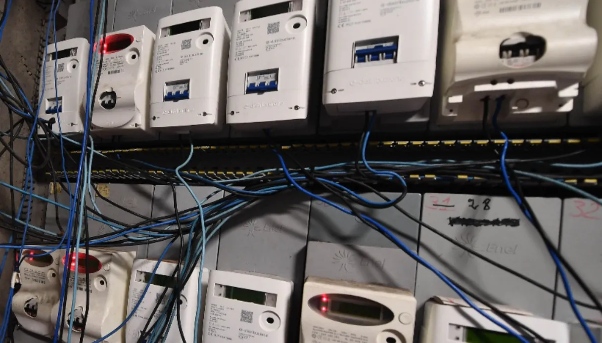 Bollette luce, aumento dell’8,1% da aprile: le nuove tariffe Arera per i vulnerabili