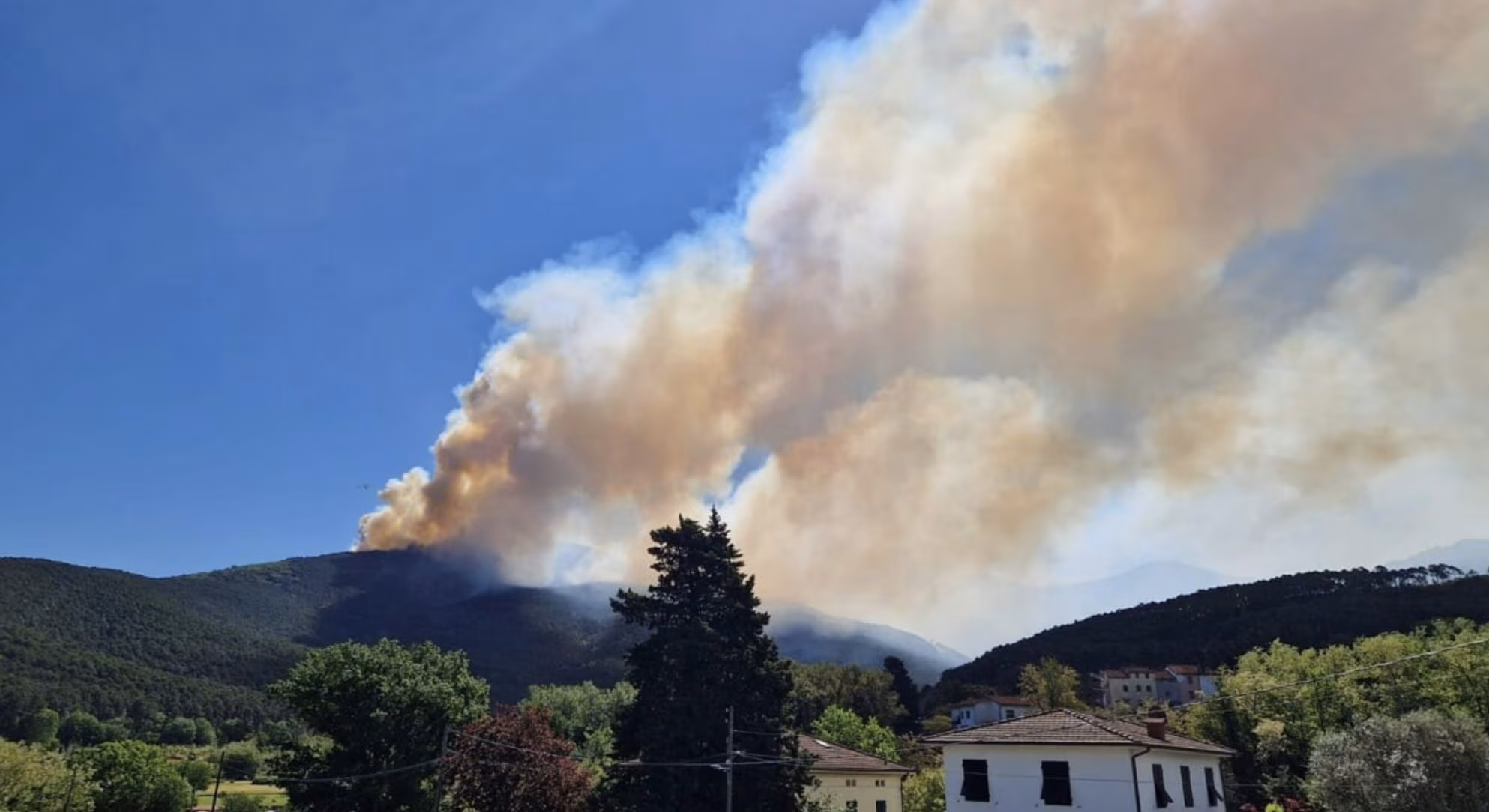 Fire on Monte Faeta in Tuscany, 800 hectares burned and 3500 evacuated: the dynamics and the possible cause