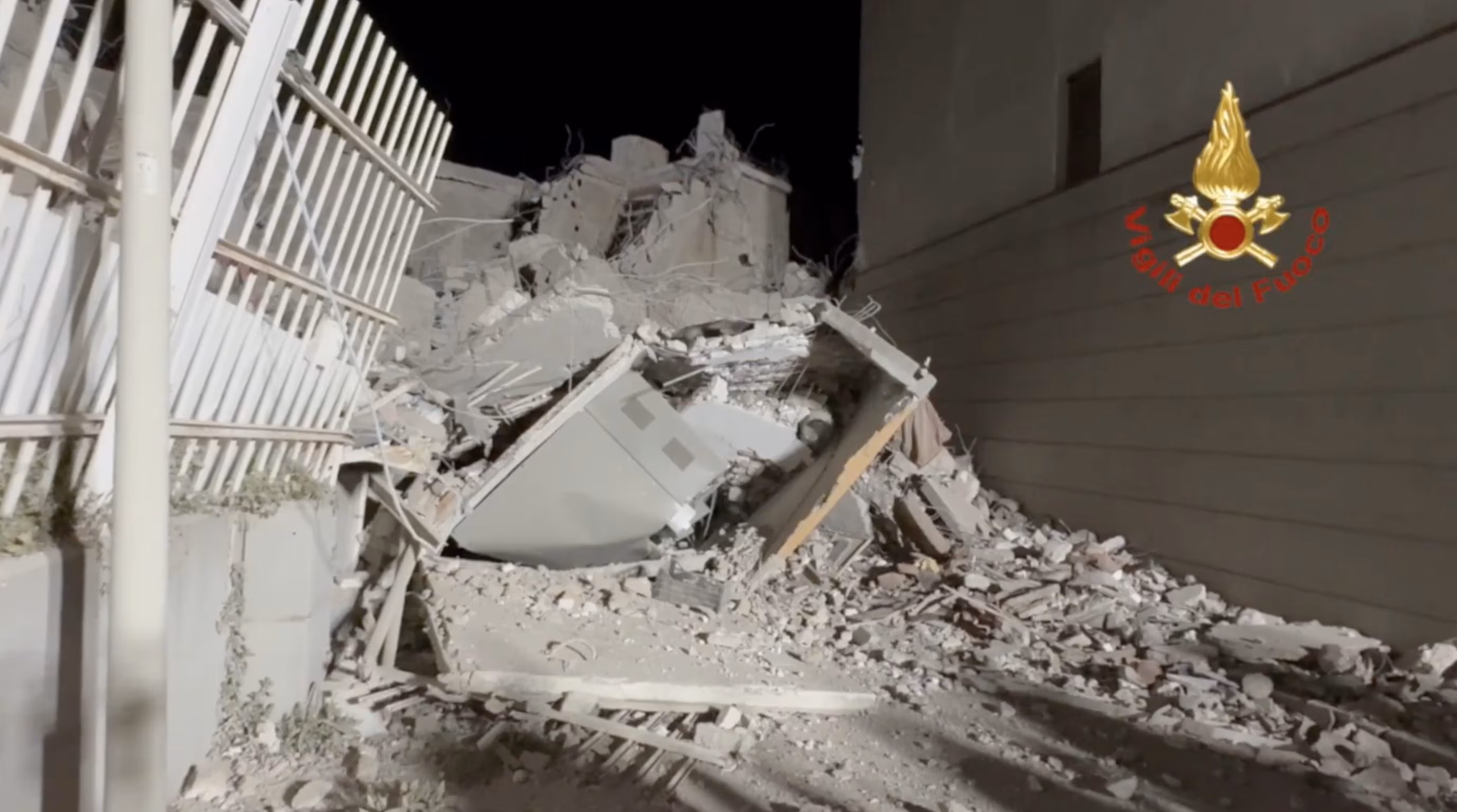 The Vela Rossa collapses in Scampia, 47 families evacuated but no one injured: the building was already being demolished