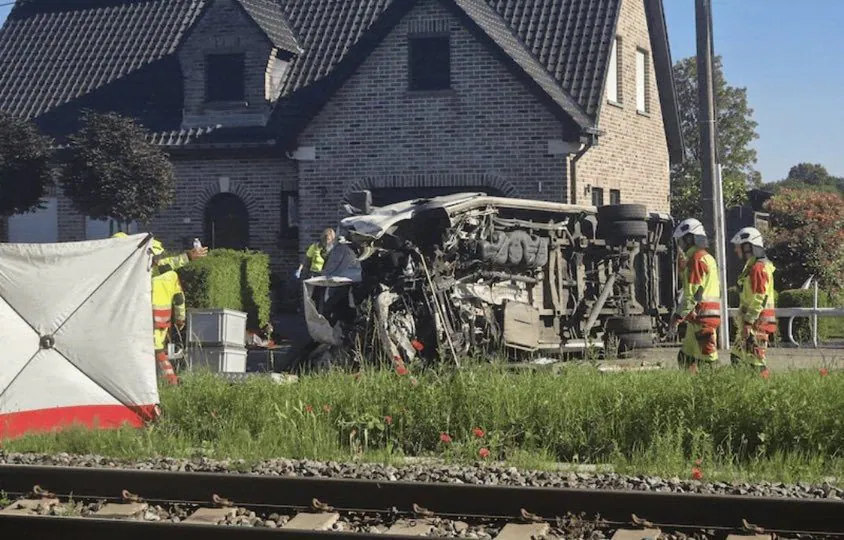 What we know about the accident between a train and a school bus in Belgium: 4 victims (2 teenagers) and 5 injured
