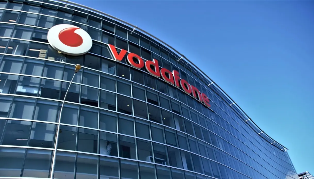 Vodafone torna in utile e rivede al rialzo guidance 2027