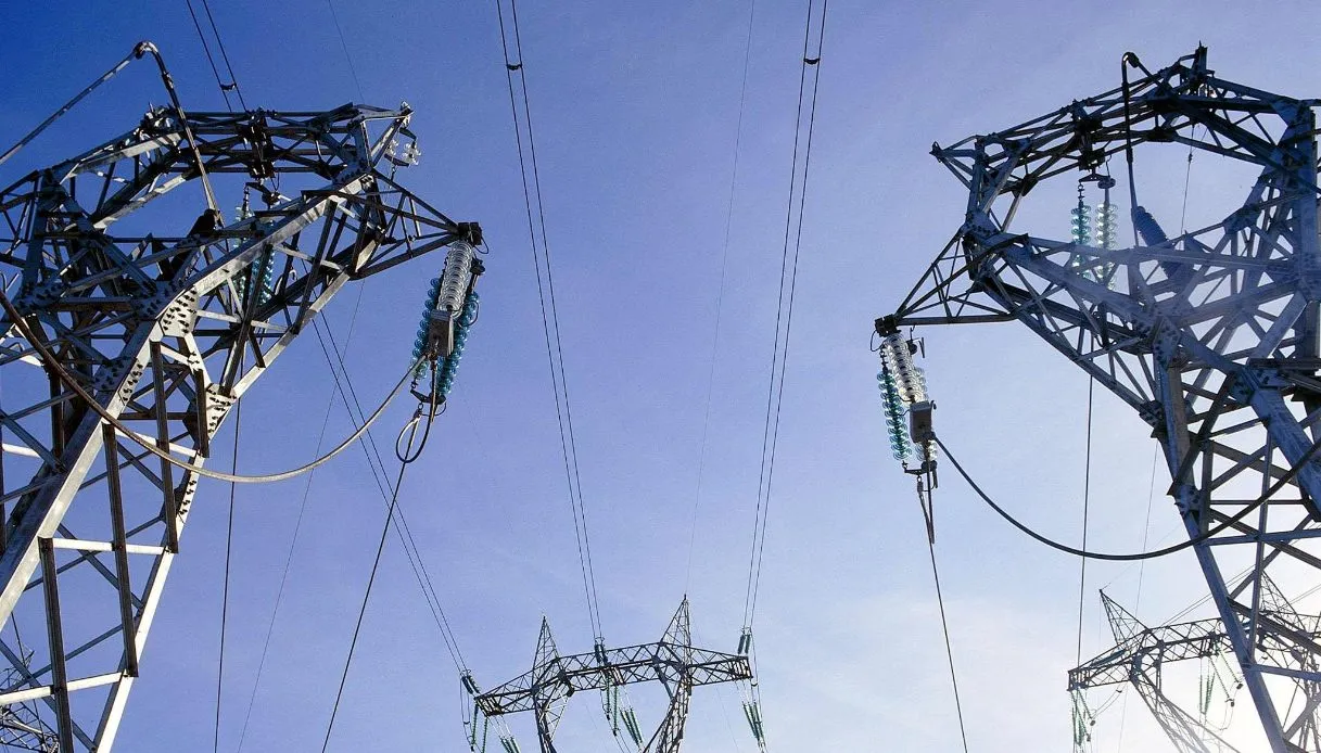 Bollette elettriche in Italia più care del resto d’Europa, perché paghiamo così tanto