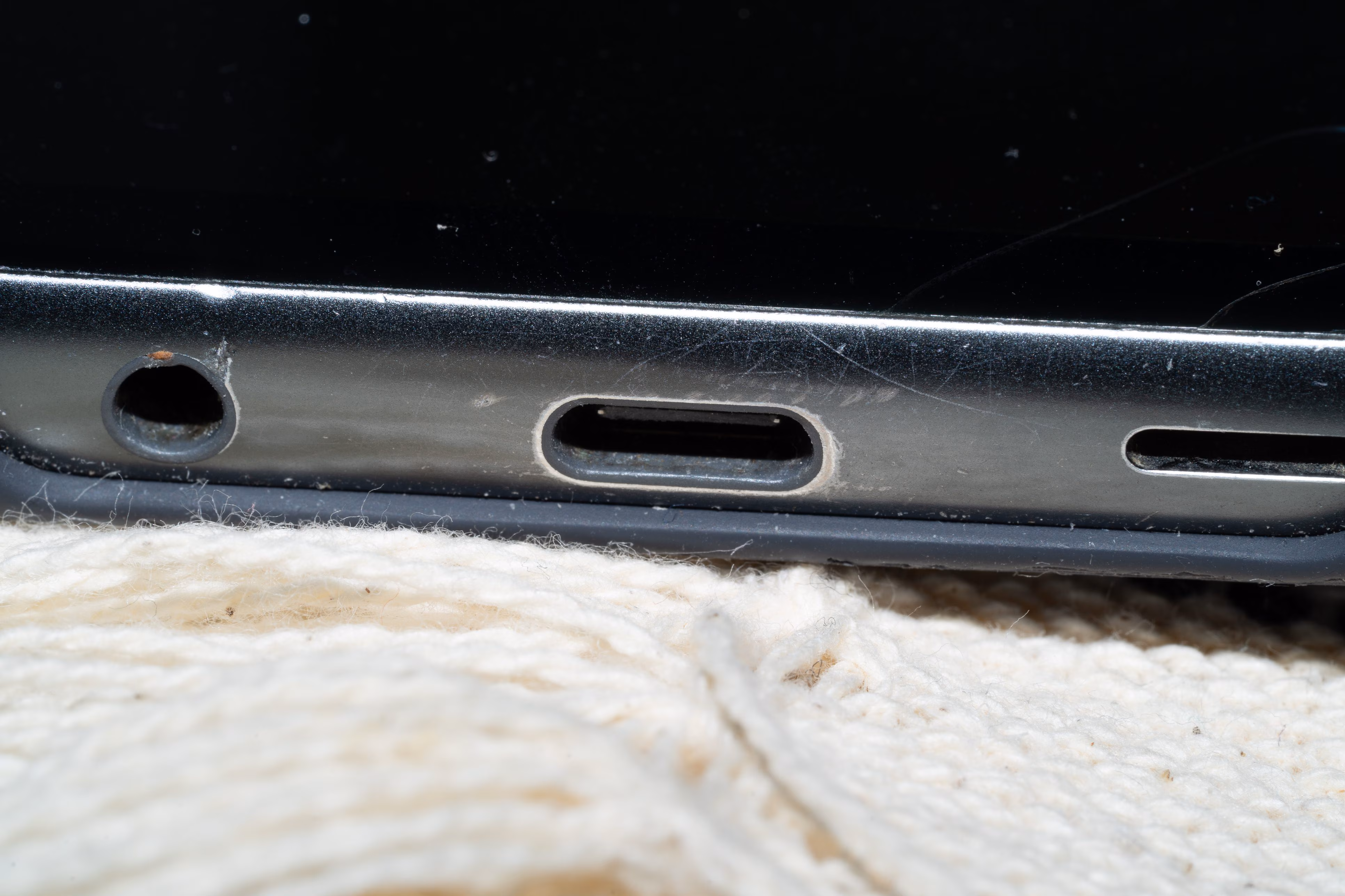 If your smartphone doesn't charge, it could be due to a dirty USB-C port: tips for cleaning it