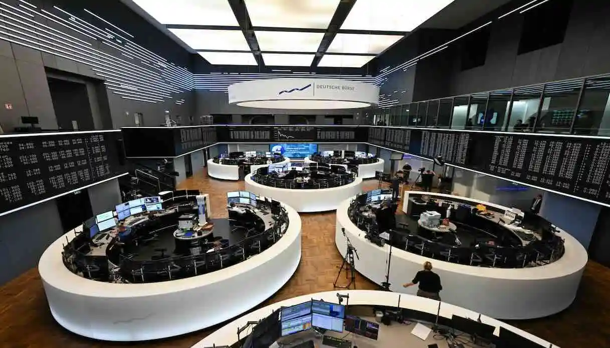 La frenata del petrolio sostiene i mercati europei ma per l’UE il quadro resta complesso