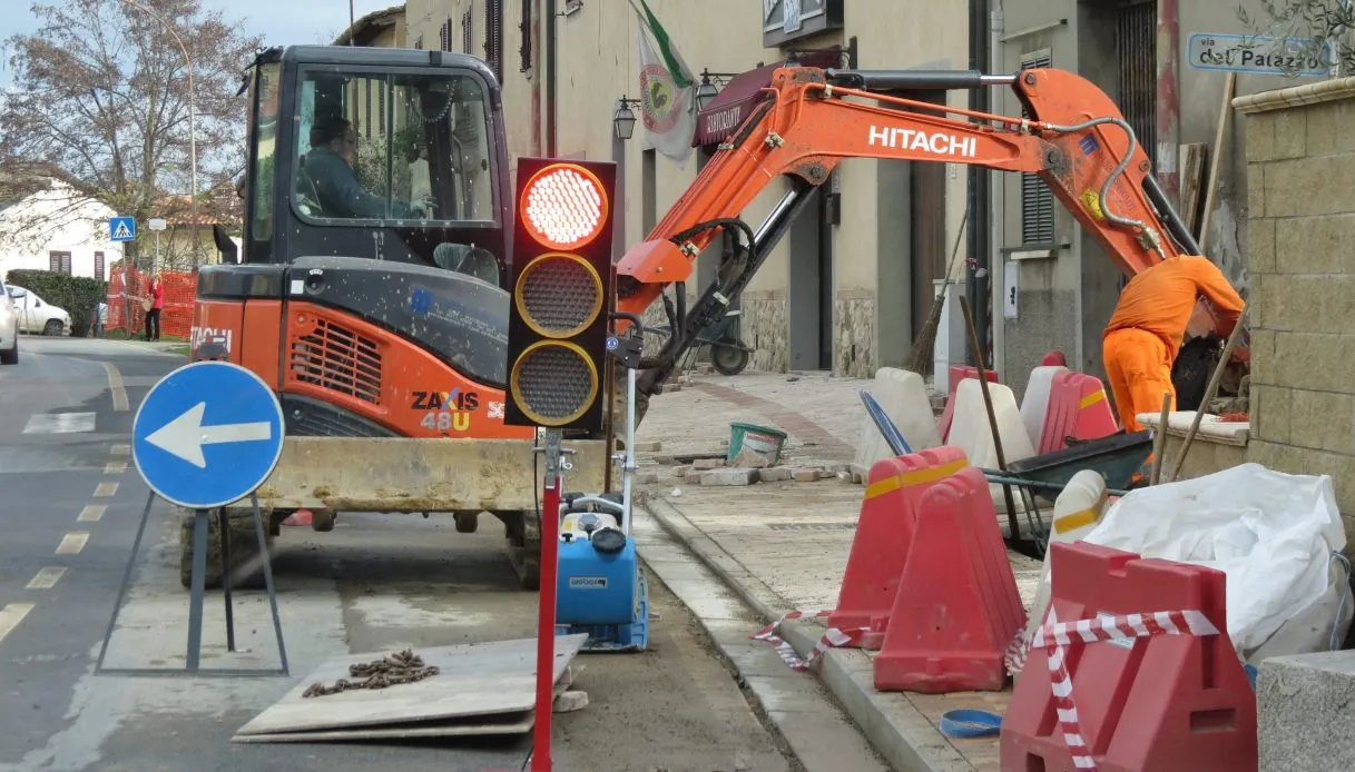 Più buche nelle strade italiane, il bitume il 50% in più: “Finiremo tra 30 anni”