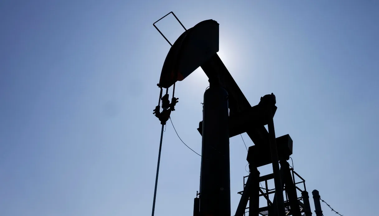 Scorte di petrolio ai minimi da 10 anni, verso nuovi aumenti di benzina e diesel