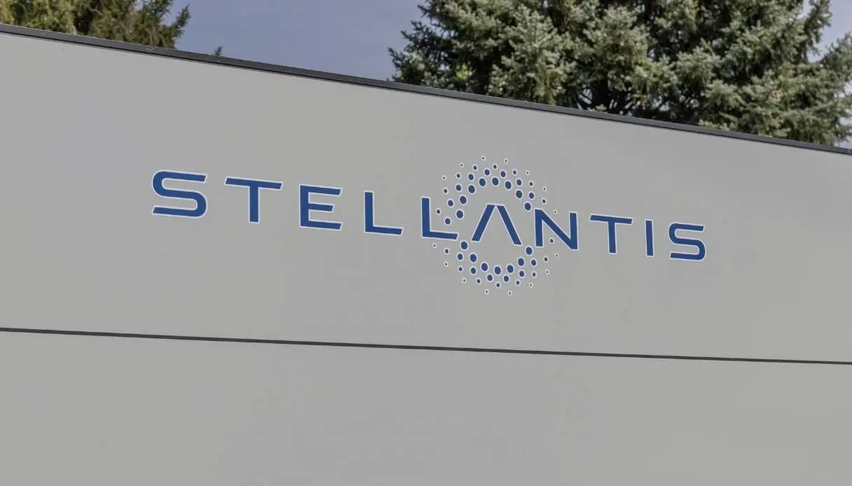 Stellantis rilancia Pomigliano con un’auto elettrica da 15mila euro, il piano anti crisi