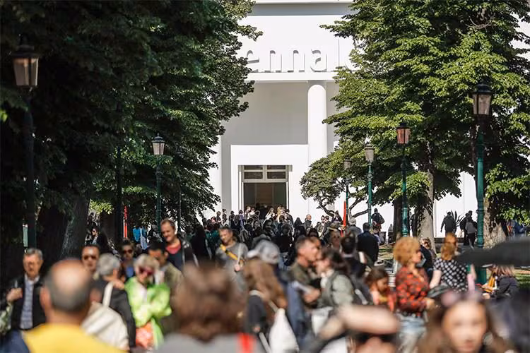 The history of the Venice Biennale and its scandals: between filmed paintings and the presence of Russia and Israel
