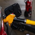Carburanti, taglio delle accise prorogato fino al 6 giugno: quanto costano benzina e diesel