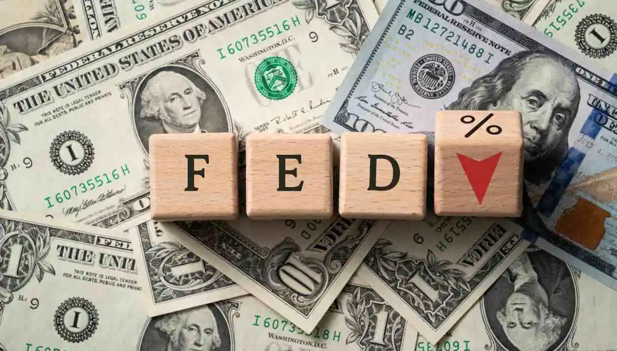 Inflazione USA e PIL in frenata: Fed divisa tra rischi sui tassi e sfida dell’AI