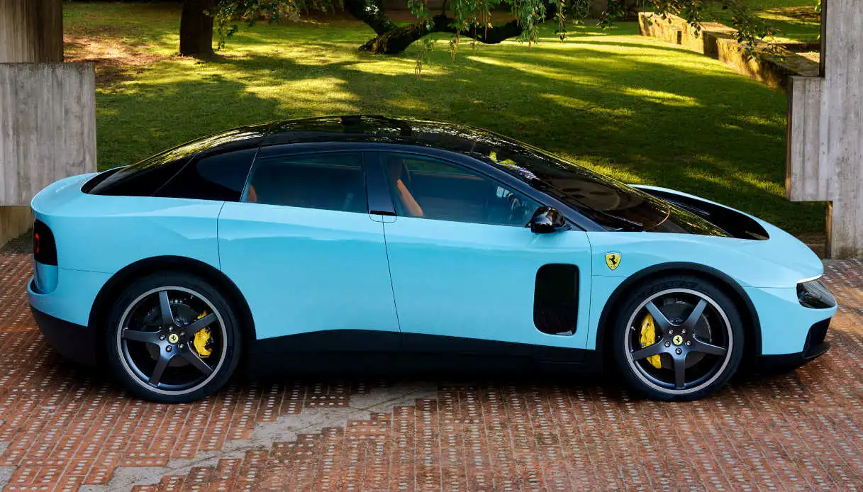 Ferrari Luce, debutta la prima Ferrari elettrica da 550mila euro: il titolo in Borsa scende