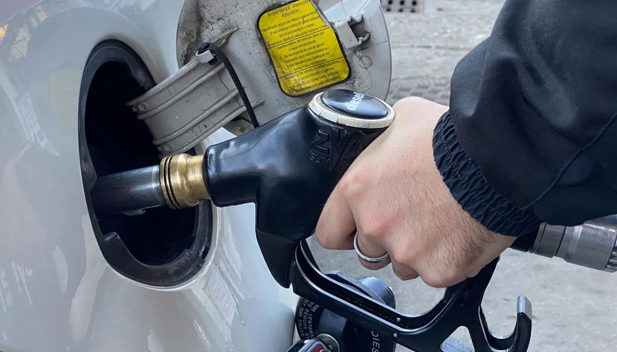 Taglio delle accise, benzina più cara e diesel favorito: cosa cambia da oggi per il pieno