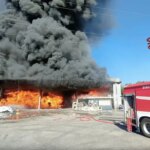 Fire in Pisa at Delca Energy in Lugnano, flames and smoke from the plastic material company: Arpa on site