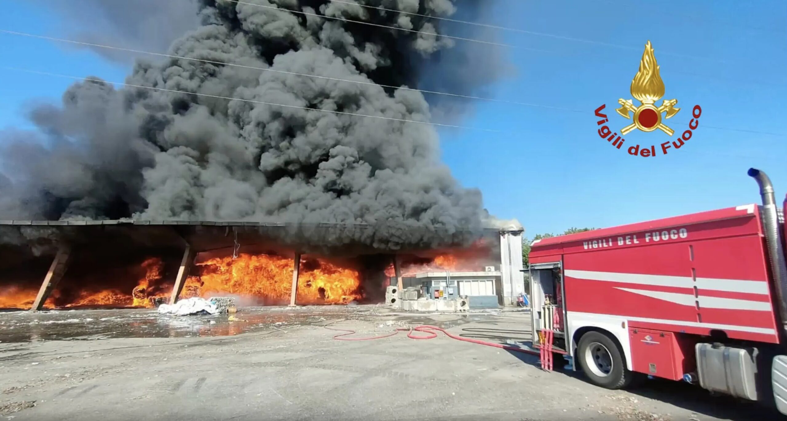 Fire in Pisa at Delca Energy in Lugnano, flames and smoke from the plastic material company: Arpa on site