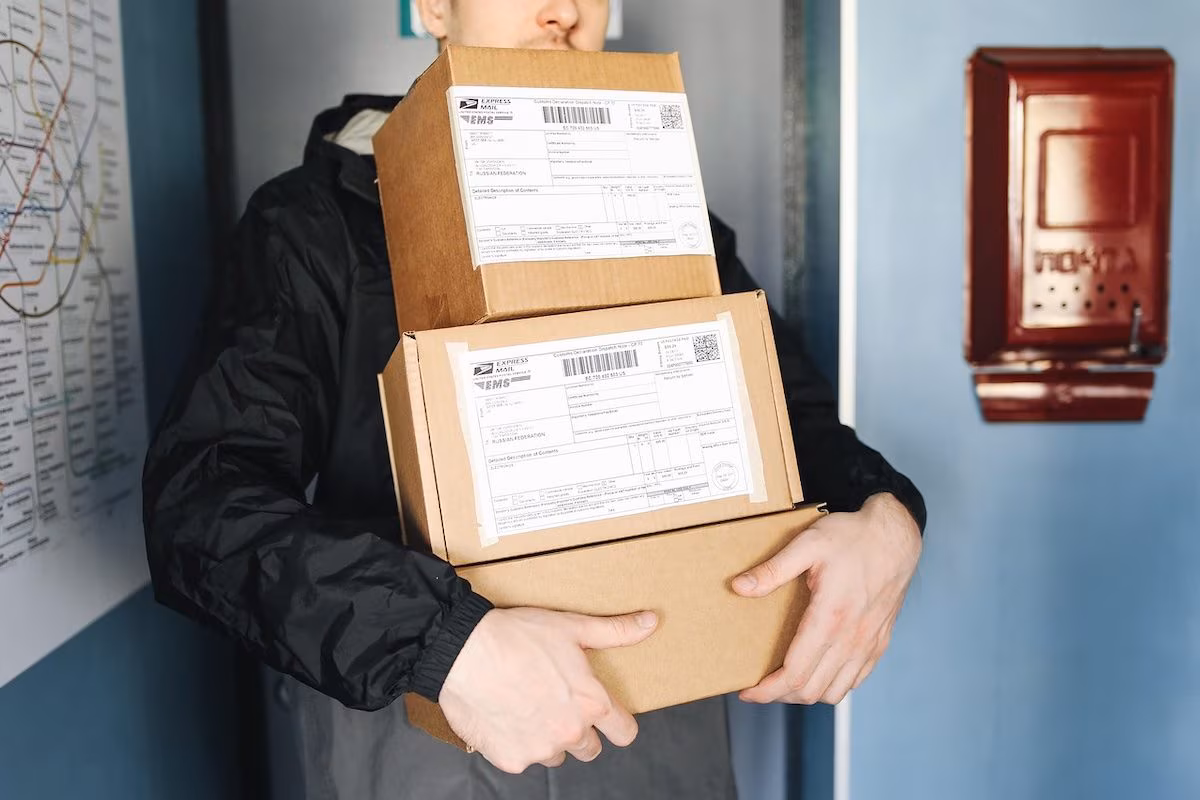 The tax on parcels from China under €150 is postponed to October: because from 1 July we will still pay €3 more