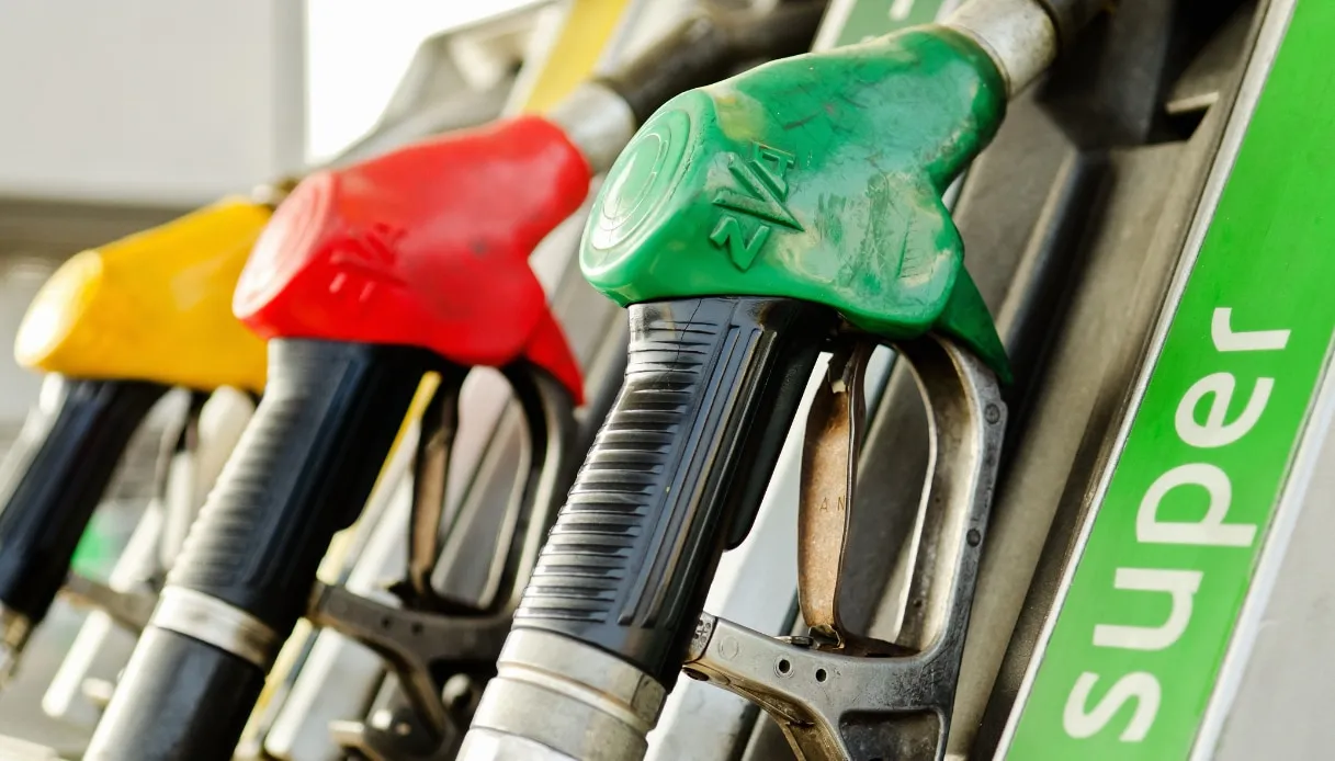 Spesa meno cara, ma l’inflazione al 3,2% fa aumentare bollette e carburanti: i dati Istat
