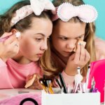 Cosmeticorexia, quando la ricerca della pelle perfetta diventa un’ossessione per i giovanissimi