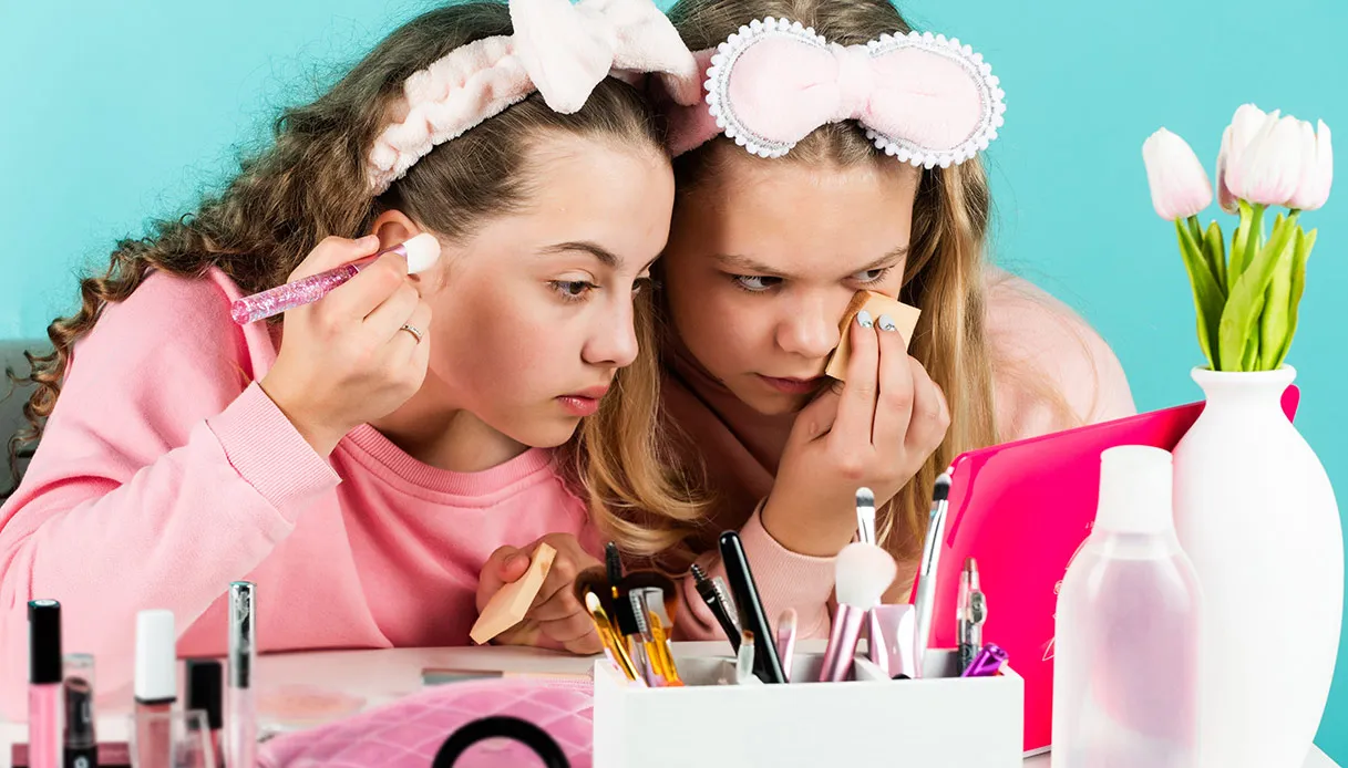 Cosmeticorexia, quando la ricerca della pelle perfetta diventa un’ossessione per i giovanissimi
