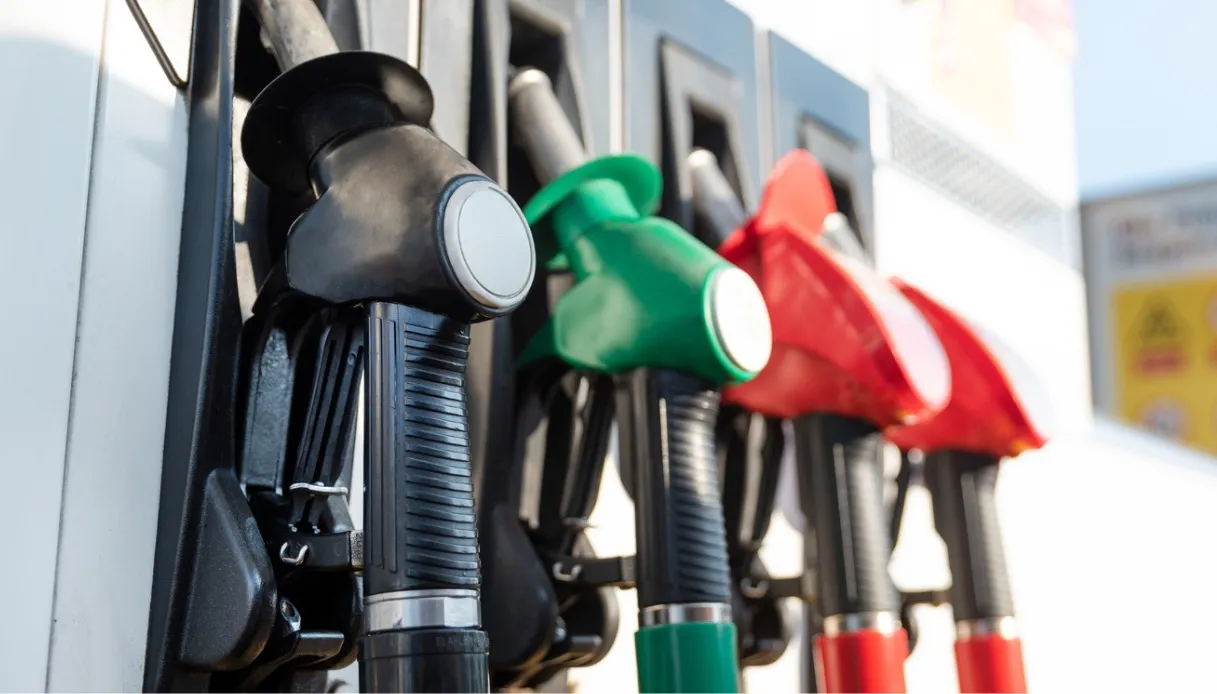 Taglio accise verso lo stop, ipotesi bonus carburante da 100 euro: chi ne avrebbe diritto
