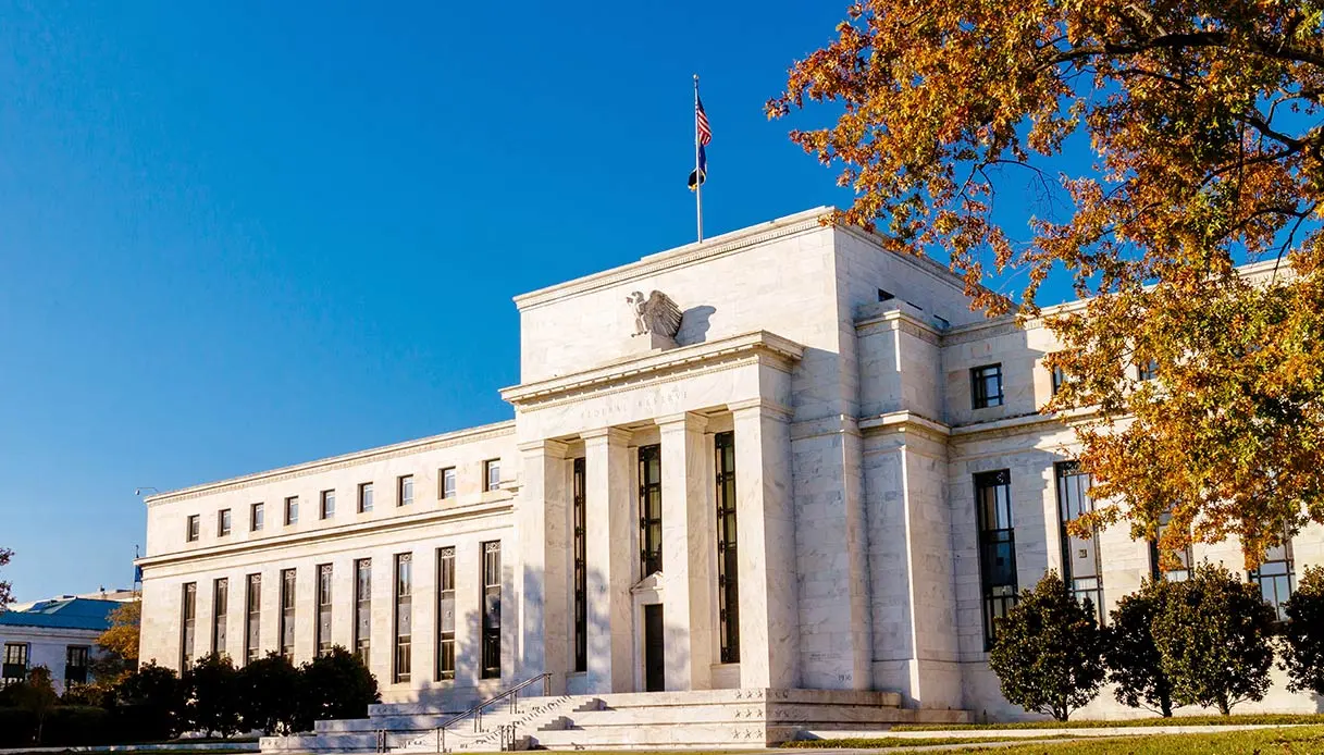 L’effetto Warsh: muro della Fed contro l’inflazione e tassi congelati