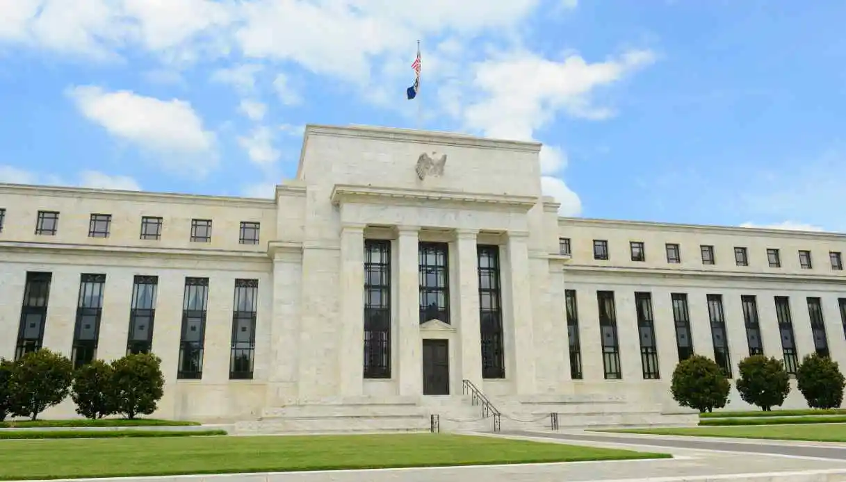 Fed in modalità “attesa”: tassi non si toccano, decide l’inflazione