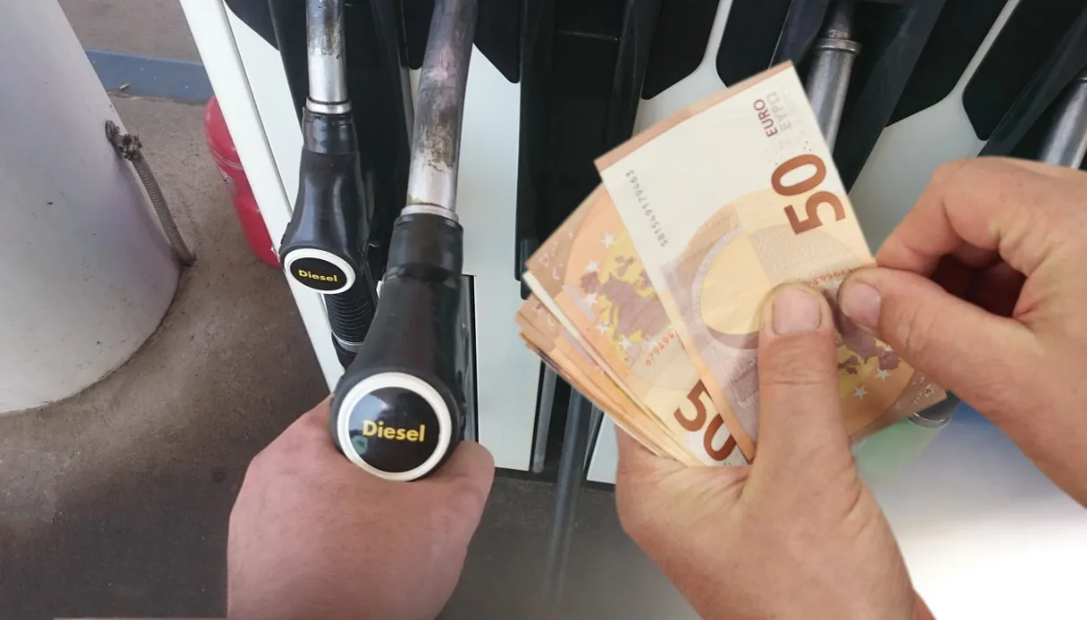 Consumo carburante giù del 3% in Italia, in Germania fino al 10%: record dal 2023