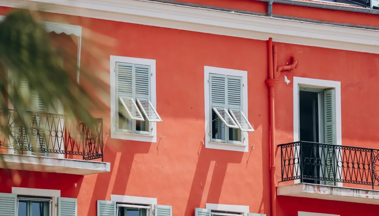 Il caldo costa fino a 600 euro al mese a famiglia tra bollette e consumi: i costi extra